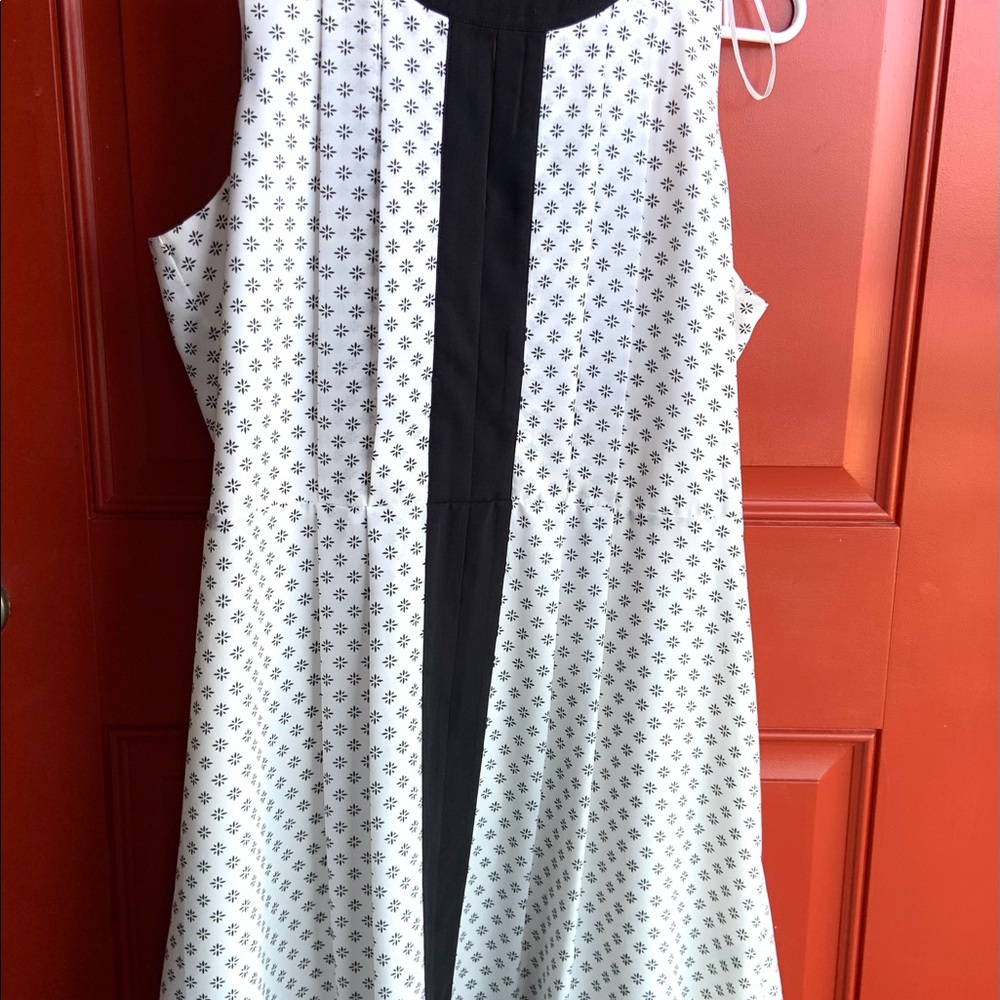 Cece Black & White Dress. Sleeveless. Light weight. Like new. Size 10.